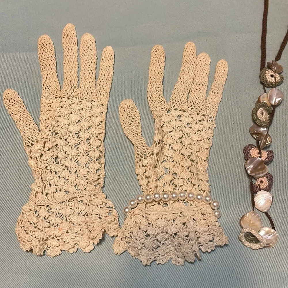 Vintage 1940s Crochet Lace Bridal gloves 


- - Picture 7 of 8